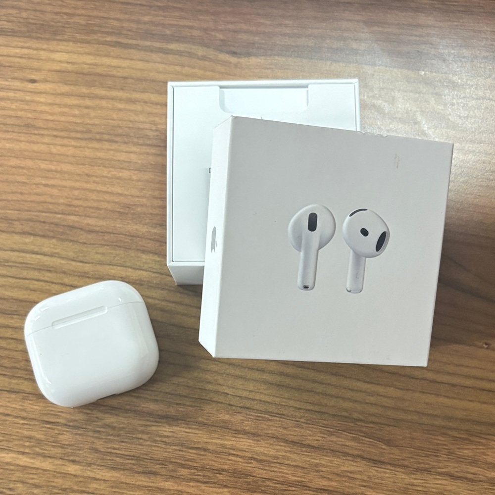 Apple Airpods 4 - BRAND NEW